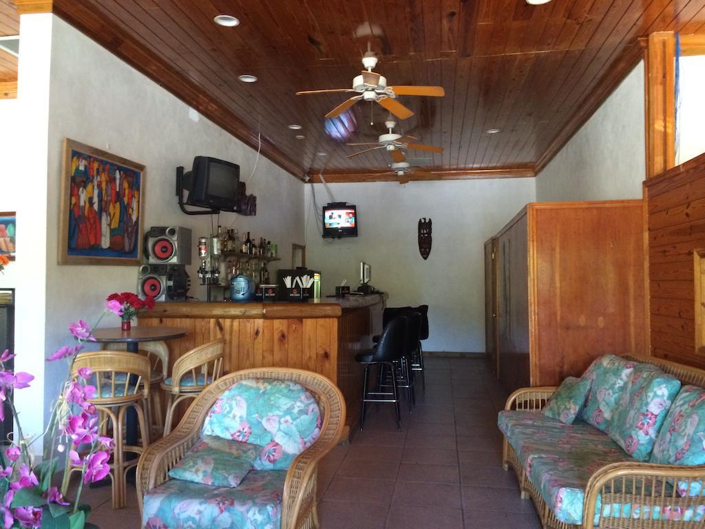 Surfers Manor Motel Gregory Town Екстер'єр фото
