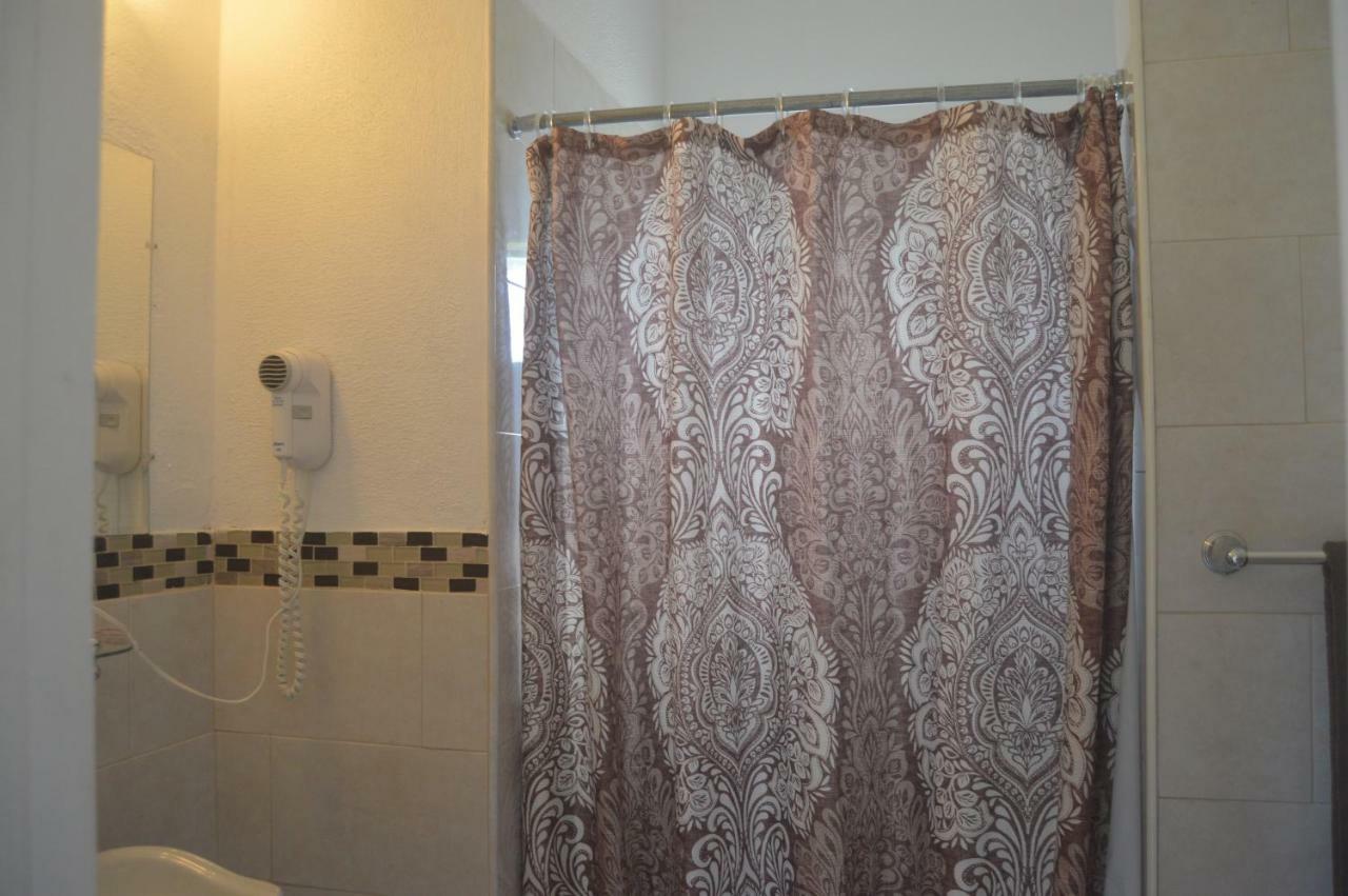Surfers Manor Motel Gregory Town Екстер'єр фото
